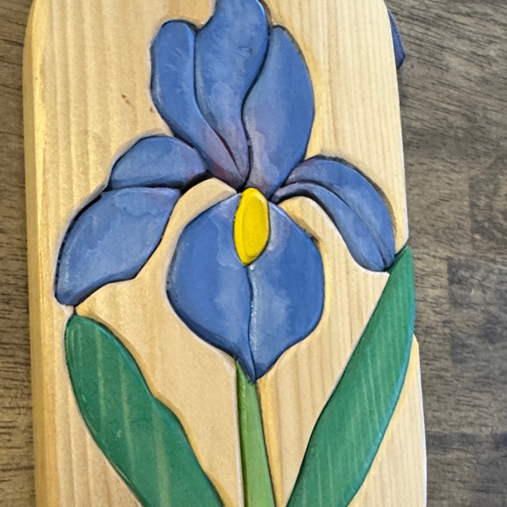 Wooden Plaque with Iris Flower Design - Picture 5 of 6